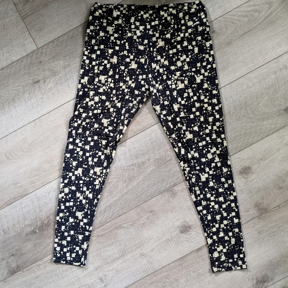 2 pcs Women’s Black Cream Buttery Soft Leggings  Size Fits‎ Most Curvy Sz Tall - Picture 6 of 10